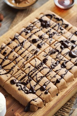 Ev yapımı glütensiz protein barları beyaz protein tozu, badem unu, akçaağaç şurubu, vanilya ve fıstık ezmesi.