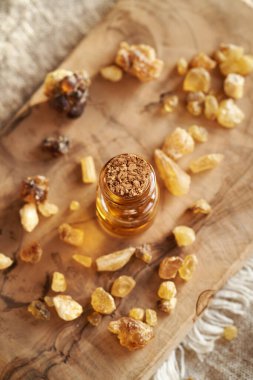 Bir şişe tütsü tütsüsü. Tütsü reçineli gerekli yağ.