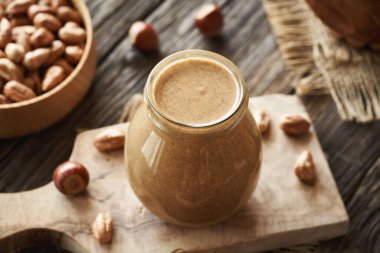 Masadaki ev yapımı fındık ezmesi kavanozu.