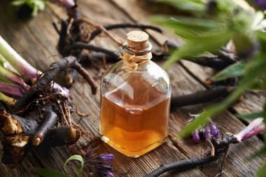 Masadaki cam şişede kuş kökü tentürü.