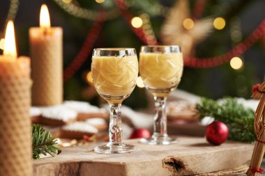 İki kadeh mum ve Noel süslemeli Eierkonyak.