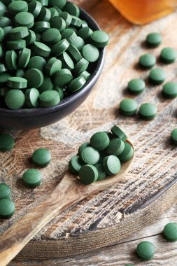 Yosun tabletleri ya da tahta kaşığın üzerindeki haplar.