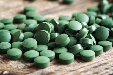 Ahşap bir masanın üzerindeki alg tabletleri