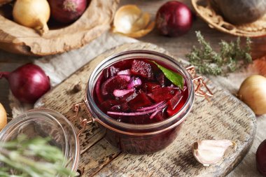 Fermente pancar kvass hazırlama taze pancar kökü, soğan, sarımsak, defne yaprağı ve tüm baharatlar