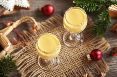 İçinde Noel ağacı dalları ve saman süsleri olan cam bardaklarda Eiergnac.