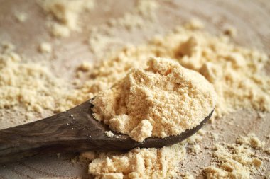 Kaşığın üzerindeki beyaz protein tozuna yakın çekim. Fitness için besin takviyesi.