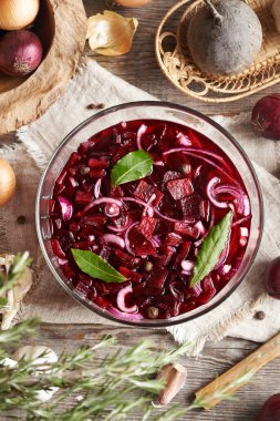 Cam kasede mayalanmış pancar kvass hazırlama, üst görünüm