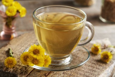 Bahar mevsiminde toplanmış taze çiçekli bir tay ayağı çayı.