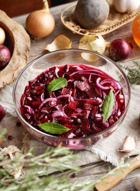 Taze pancar kökü, soğan, sarımsak ve baharattan yapılmış cam bir kasede mayalanmış pancar kvass hazırlama