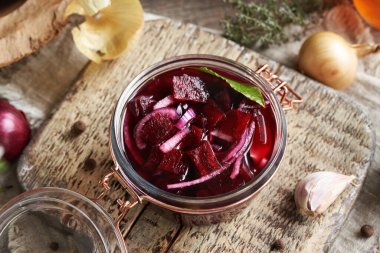 Cam kavanozda fermente kırmızı pancar kvass yapıyorum. Taze pancar, soğan, sarımsak ve baharatla.