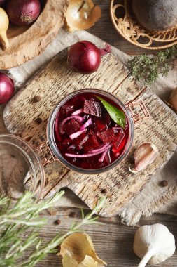 Cam bir kavanozda ev yapımı mayalanmış pancar kvass hazırlama, üst görünüm