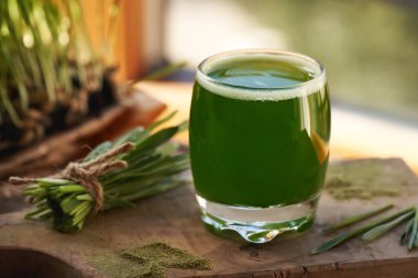 Taze yeşil arpa tozu ve genç bıçakları olan çimen suyu.