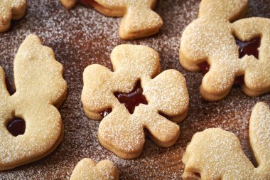 Beşli folyo şeklinde Linzer kurabiyeleri ve çilek reçeli doldurulmuş ve şekerle kaplanmış Paskalya hayvanları.