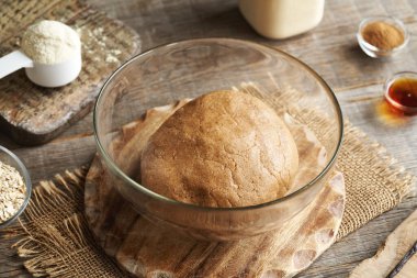 Süt tozu, yulaf ezmesi, akçaağaç pekmezi ve fıstık ezmesi ile yapılmış çiğ hamur topu. Sağlıklı atıştırmalıklar için malzeme.