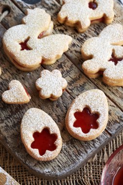 Paskalya yumurtası şeklinde ev yapımı Linzer kurabiyeleri. Çilek reçeli ve şekerle kaplanmış.