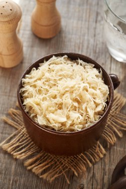 Tahta bir masada mayalanmış lahana ya da lahana turşusu.