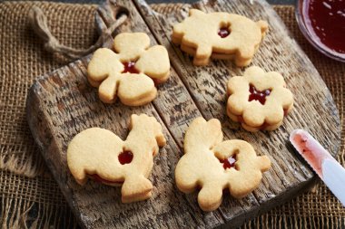 Çilekli marmelatla doldurulmuş hayvan şeklinde Linzer Paskalya kurabiyeleri.