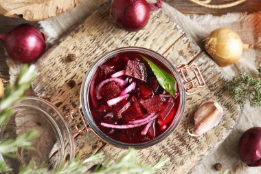 Cam kavanozda ev yapımı pancar kökü kvass sarımsak, soğan, tüm baharat ve defne yaprağı.