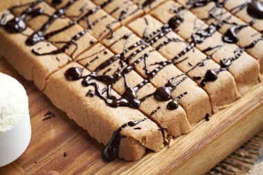 Ev yapımı glütensiz protein barları beyaz protein tozu, badem unu, akçaağaç şurubu ve fıstık ezmesi ile yapılır.