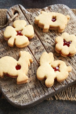 Paskalya hayvanları şeklinde kırmızı çilekli marmelatla doldurulmuş Linzer kurabiyeleri.
