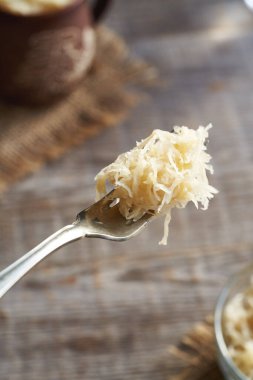 Lahana turşusu ya da metal çatal üzerinde mayalanmış lahana.