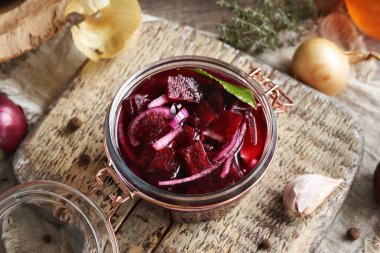 Tahta bir masada cam kavanozda ev yapımı mayalanmış pancar kvass.