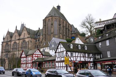 Marburg Almanya 'da eski kasaba ve St. Elizabeth Kilisesi, Ocak 