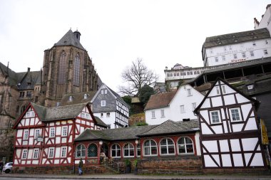 Ocak 'ta Marburg Almanya' da yarı keresteli binalar ve eski kilise