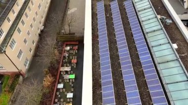 Güneş panelinin çatı görüntüsü bina yapısını ve avlu tasarımını gösteriyor