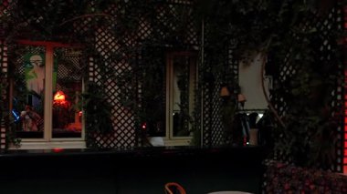 Aynalı ve sıcak ışıklandırmalı samimi bir akşam restoranı