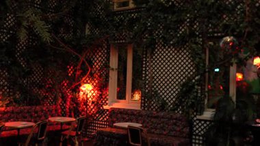 Sıcak akşam Fransız Lokantası. İçi yumuşak lamba aydınlatmalı.