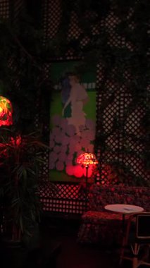 Maxims Paris 'te çiçekli ve ılık ışıklı şık bir restoran. 17 Temmuz 2025