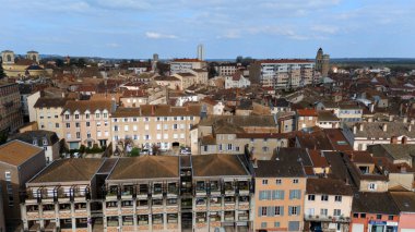 Eski binaları ve çatıları olan Macon şehri Fransa 