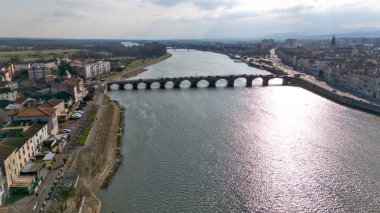 Fransa 'da Saone nehri ve Macon kenti üzerindeki panoramik köprü manzarası 