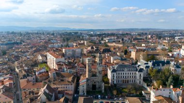 Fransa 'daki Macon şehrinin şehir mimarisiyle geniş panoramik manzarası 