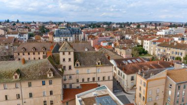 Çatıları ve tarihi binaları olan Macon şehri Fransa 