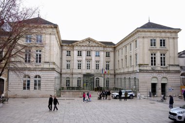 Ocak 'ta Macon Fransa' da tarihi bir binanın yakınında yürüyen insanlar