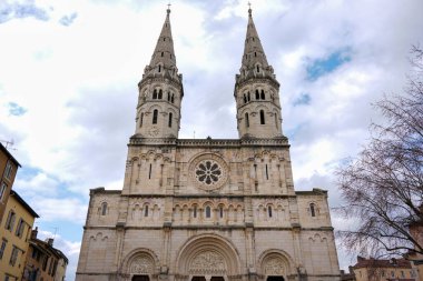 Macon Fransa 'da ikiz kuleleri olan eski bir katedral.