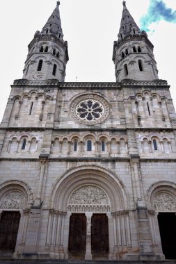 Macon Fransa 'da ikiz kuleleri olan tarihi katedral