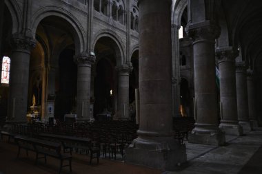 Macon Fransa 'daki tarihi katedraldeki taş kemer ve sütunların görüntüsü 