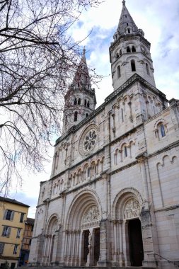 Macon Fransa 'da ikiz çan kuleleri ve taş cepheleri olan güzel tarihi katedral.