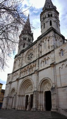 Macon Fransa 'da mavi gökyüzünün altında ikiz çan kuleleri olan güzel eski taş kilise.