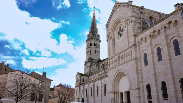Güzel tarihi kilise ve Macon Fransa 'da mavi gökyüzünün altında geleneksel mimari