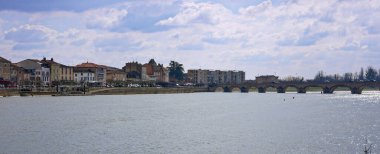 Macon Fransa 'nın geniş panoramik manzarası Saone Nehri boyunca mavi gökyüzünün altında tarihi binalar var.