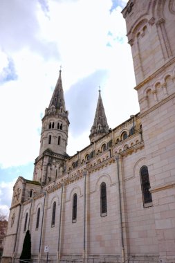 Gotik kuleleri olan eski kilise binasının yan görüntüsü