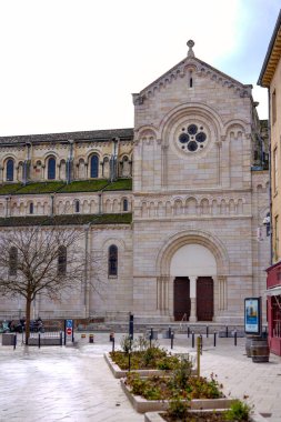 Gotik mimarisi ve kemerli girişi olan eski kilise binası.