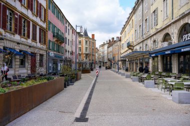 Eski şehrin sakin güneşli bir gününde samimi restoranları ve parlak cepheleri olan tarihi Avrupa mimarisi.