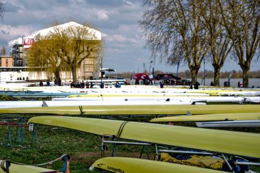 Societe des Regates Maconnaises 'e hazırlanan çok sayıda kayık ve takım, Ocak ayında Fransa' nın Saone Nehri 'nde Maconnaises yelkenli yarışı düzenliyor.