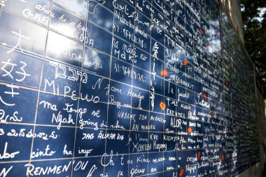 Montmartre Paris 'teki ünlü I Love You Wall' un detaylı görüntüsü. 