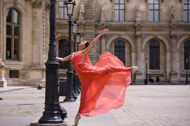 Louvre Palace Paris yakınlarında bale yapan zarif bir kadın.